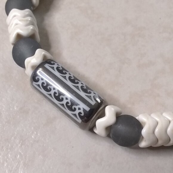 🍂🍁🍃 3/$25!!  Gray + Off-White Beaded Bracelet! Trendy Chic Sturdy Daily Wear! - Picture 3 of 8